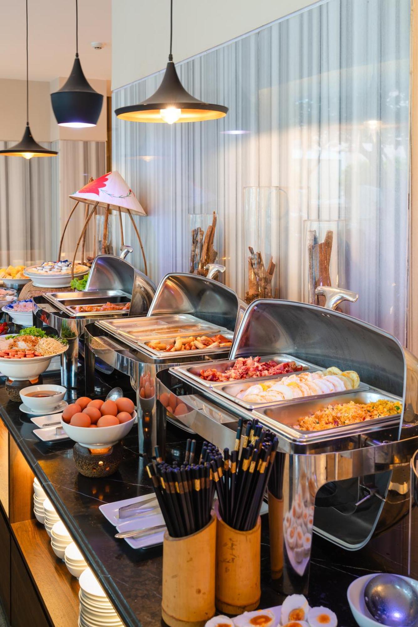 Liberty Hotel Saigon Greenview Хошимін Екстер'єр фото