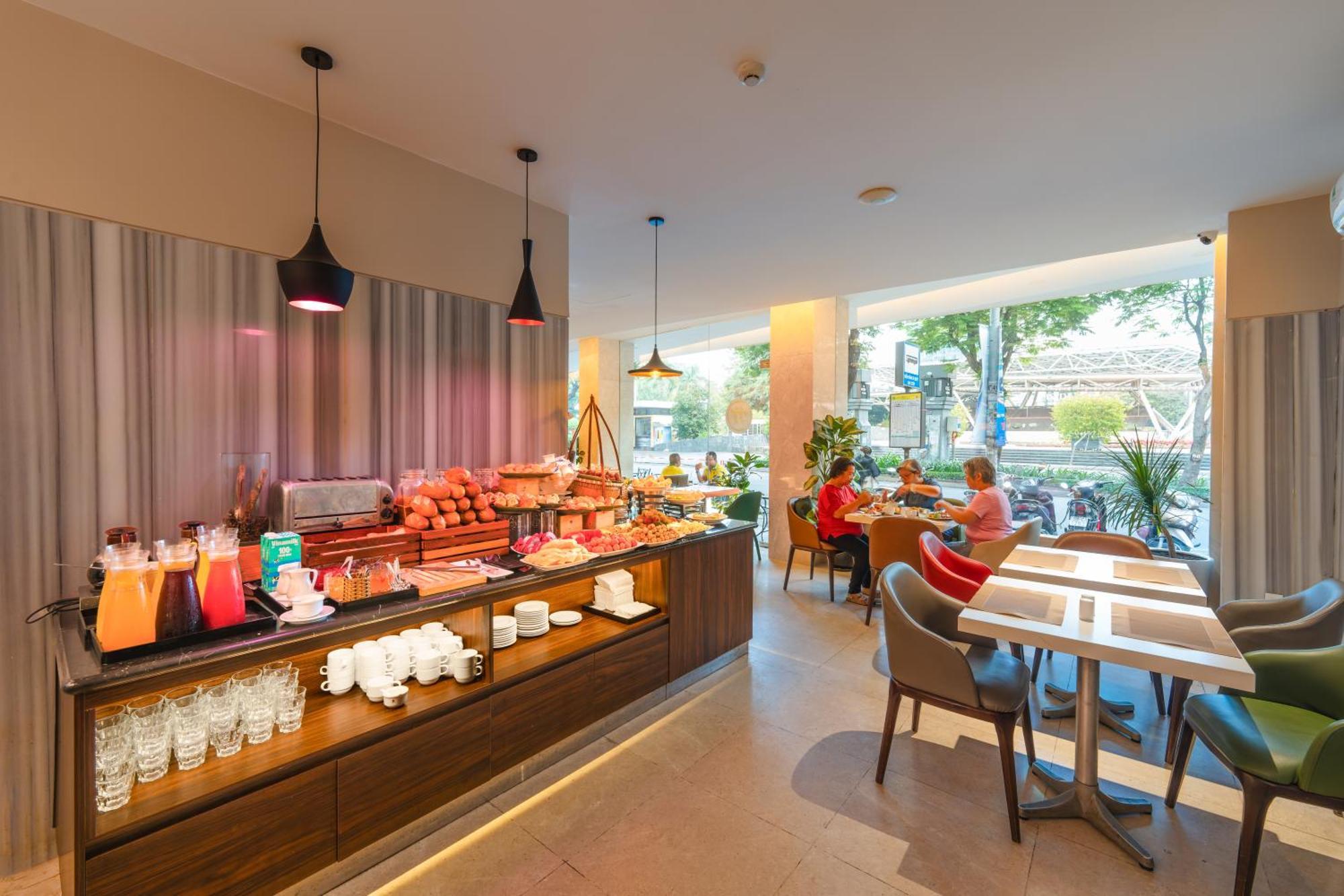 Liberty Hotel Saigon Greenview Хошимін Екстер'єр фото