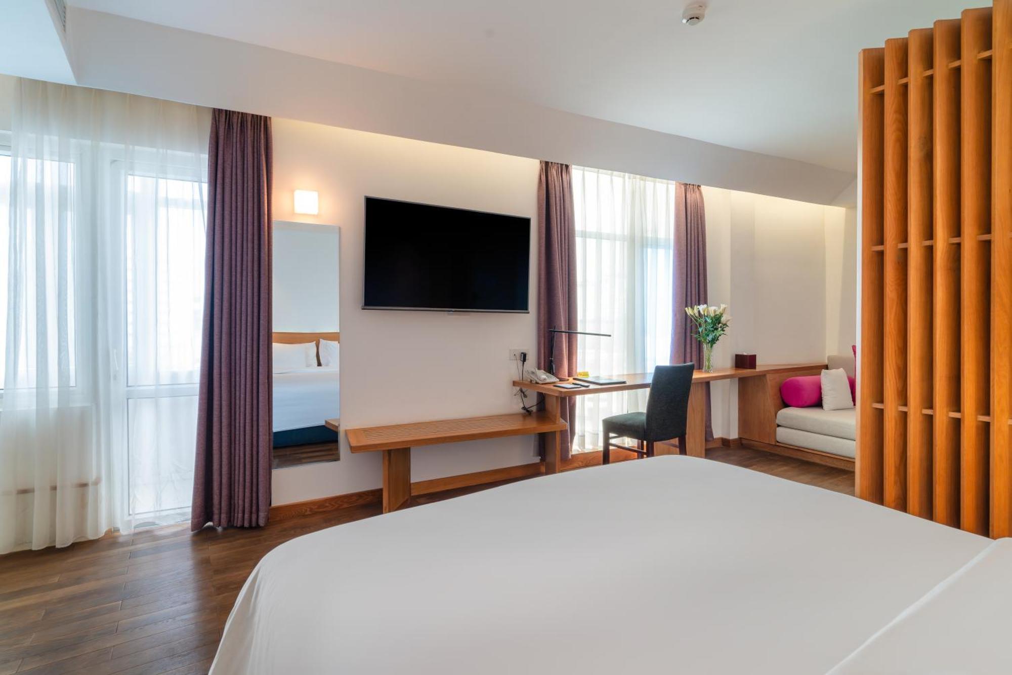 Liberty Hotel Saigon Greenview Хошимін Екстер'єр фото